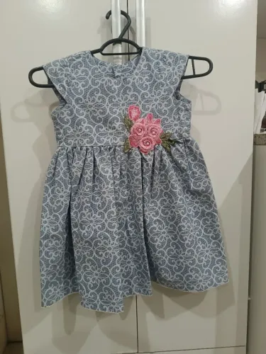 Vestido infantil azul com flores bordadas