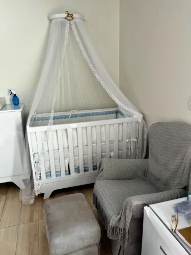 Berço branco em MDF - vira mini cama