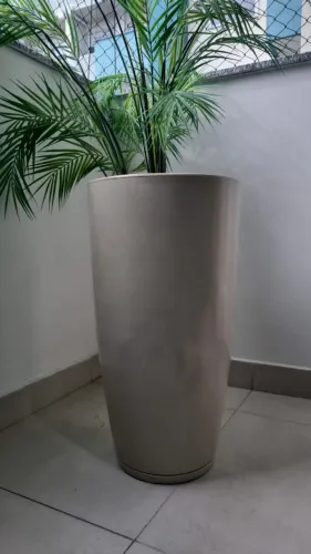 Vaso de polietileno com planta artificial