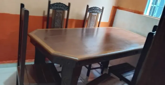 Mesa com 6 cadeiras .