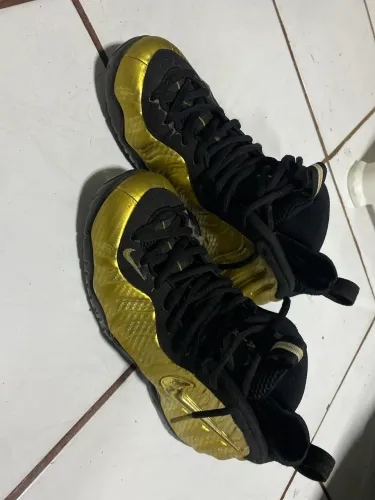 Nike Air Foamposite Pro na colorway Metallic Gold/Black,
