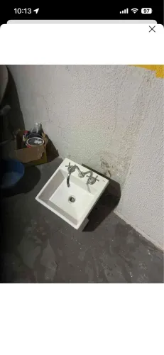 Pia semi embutida Celite e torneira Docol
