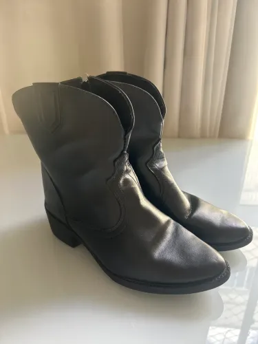 Bota Western semi nova em ótimo estado 