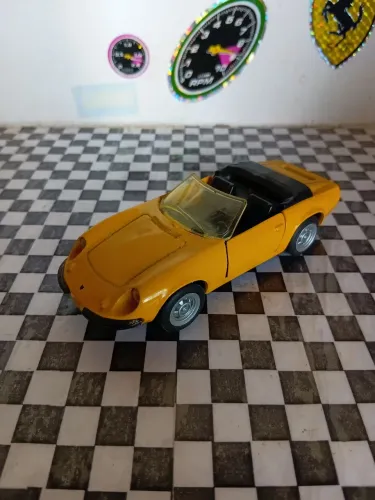 Miniatura puma carros nacionais com pequenas avarias