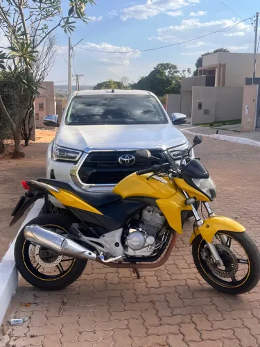 CB300R ano 2013 muito conservada