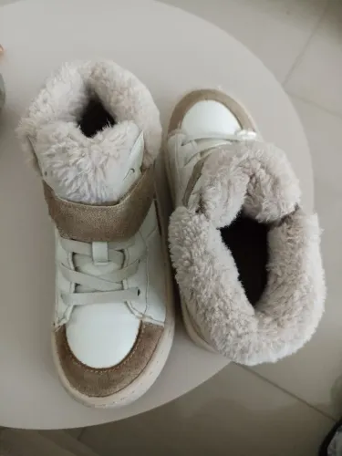 Botinha peluciada feminina da Zara baby, tamanho 29