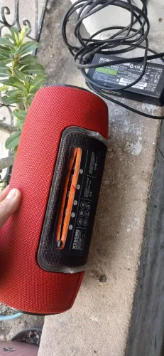 Jbl xtreme 1 sem bateria mas ok