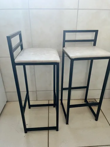 Banqueta alta com encosto aço