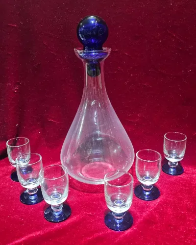Conjunto de licoreira com 6 tacinhas para licor, em perfeito estado