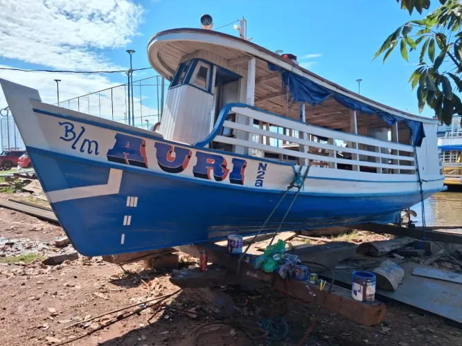 Vende-se barco.  *