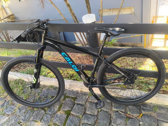 Bike 29 Caloi freio hidráulico, relação de marcha Shimano suspensão trava no guidão Tam.17