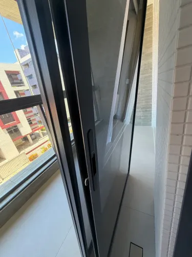 Esquadria porta 2 folhas medindo medindo 2,01 de comprimento x 2,30 de altura