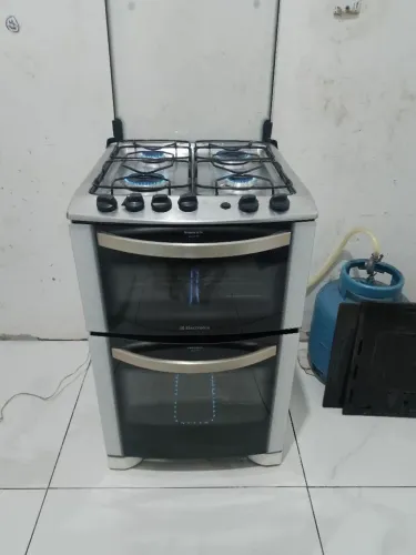 Fogão 4 bocas seminovo com 2 fornos entrego se tiver interesse