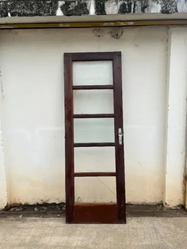Porta Vintage em Madeira Maciça com Vidro Canelado e Maçaneta Original