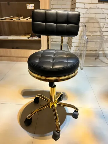 Vendo Mocho para Studio de estética 