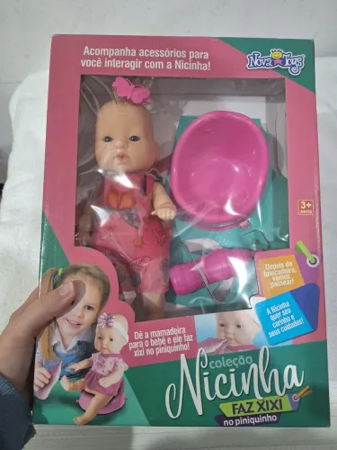 Boneca bebê faz xixi nova
