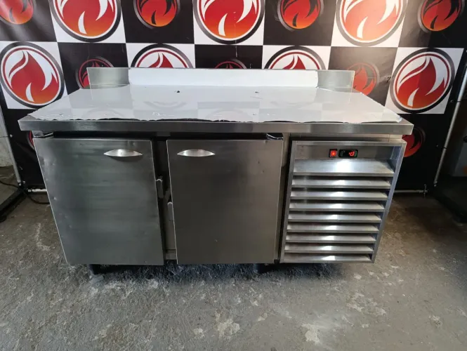 Balcão refrigerado 2 portas marca MACOM todo no aço inox por dentro e por fora