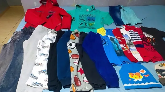 Roupas de menino tamanho 6 até 8 anos com 20 peças em bom estado