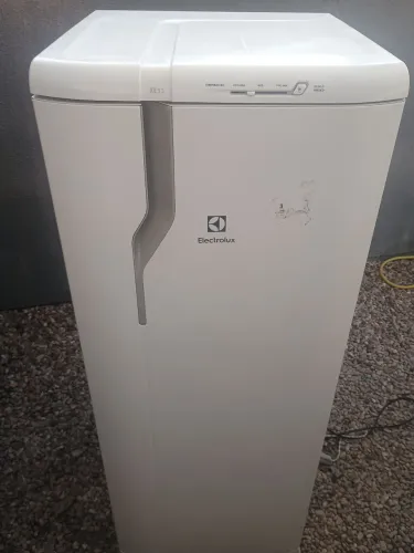 VENDO GELADEIRA PEQUENA 220 LITROS FUNCIONANDO OK COM MARCAS DE USO