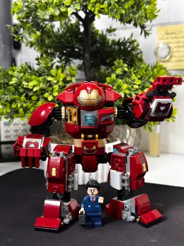 Lego Hulkbuster original com mais 2 bonecos - Guerra infinita(faltando apenas uma Peça)