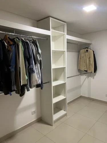 Closet 100% MDF 08 araras 06 nichos 02 maleiros