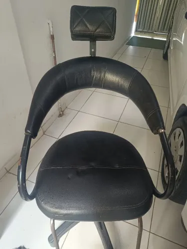 Vende-se cadeira de barbeiro semi nova