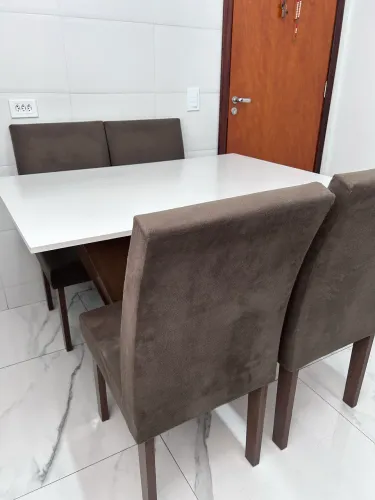 Mesa de jantar / 4 cadeiras .