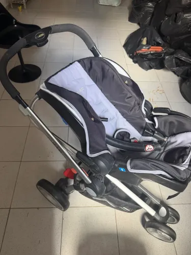Carrinho de bebê com bebê conforto