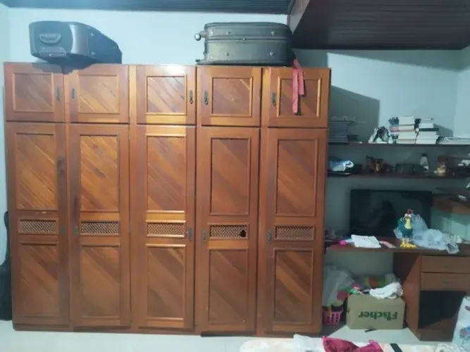 Guarda-Roupa de Madeira com Escrivaninha Acoplada - Condições Razoáveis