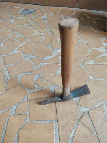 Picareta pequena antiga de sapa