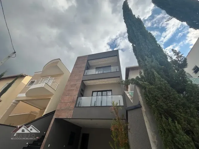 Lindo sobrado em condomínio fechado com 3 dormitórios, 4 vagas e piscina !