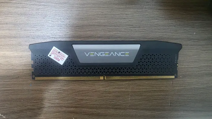 Um pente de memória ram ddr5 corsair 32gb 5200 mhz.