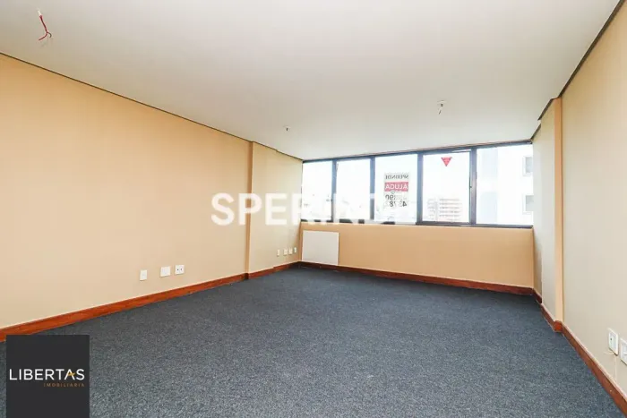 SALA COMERCIAL 37,44M² TRÊS FIGUEIRAS, banh. privativo, piso carpete,