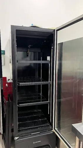 Refrigerador e fundo de loja completo