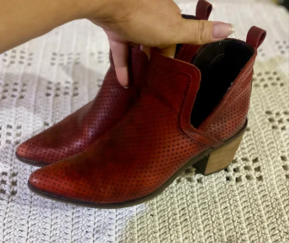 Bota em couro legítimo