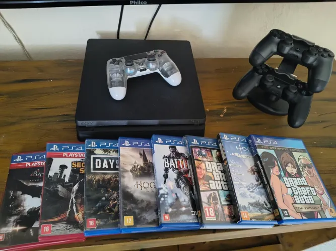 ? PLAYSTATION 4 SLIM 1TB + 3 controles + 8 jogos