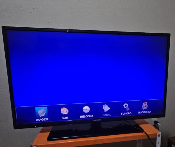 TV LED 40" Semp Toshiba (DL4077) <br><br>Barata, com detalhes na tela