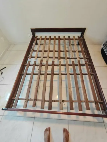 Cama de casal de madeira