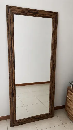 Espelho de decoração com moldura clássica 