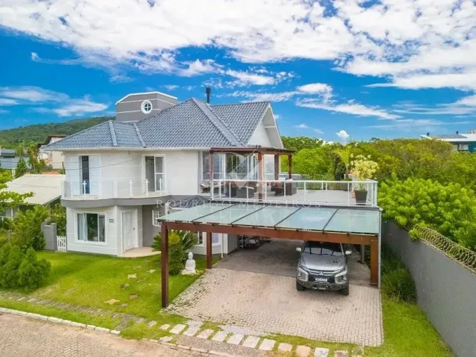Casa de Alto Padrão Frente Mar no Morro das Pedras | 355 m² | Vista para a Ilha do Campech