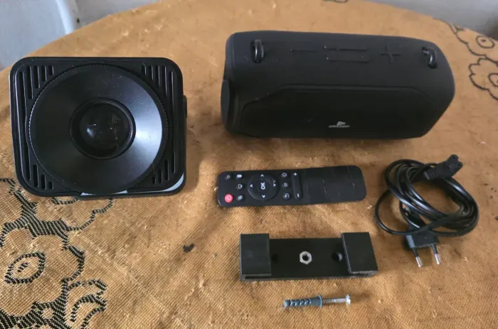 Projetor Hy320 com caixa de som potente e suporte para parede