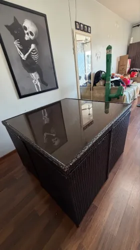 Mesa de Jantar em Fibra Sintética com Tampo de Vidro + 4 Poltronas Embutidas
