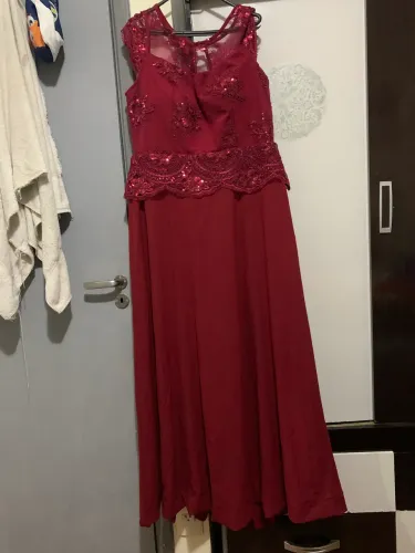 Vestido de festa marsala