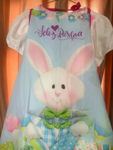 Fantasia coelha da Páscoa, vestido branco e rosa, mais um lindo avental de coelho.