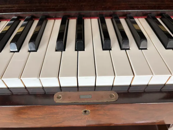 Piano Fritz Dobbert em ótimo estado