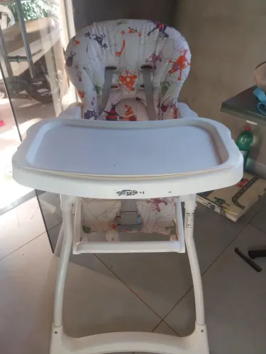 Cadeira de alimentação e mamãe canguru