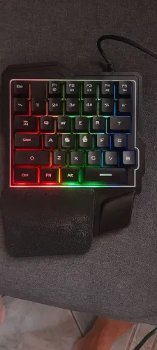 Teclado Gamer RGB de Uma Mão.