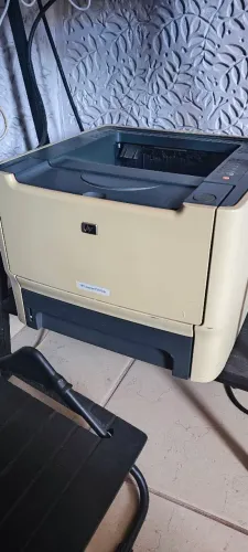 Impressora HP P2015 laser monocromática.