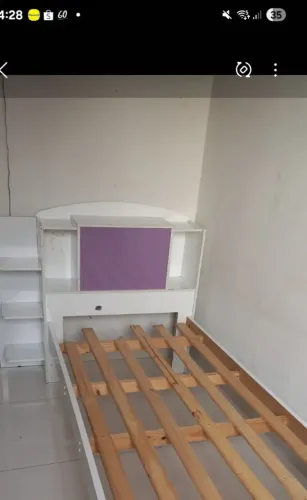 Cama solteiro com prateleira lateral  