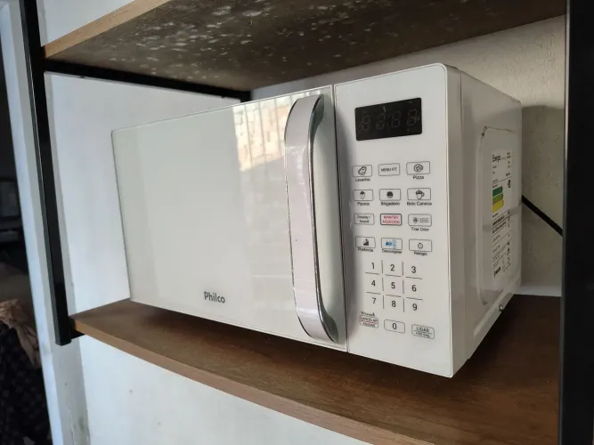 Microondas Philco 20L, com pouco tempo de uso 